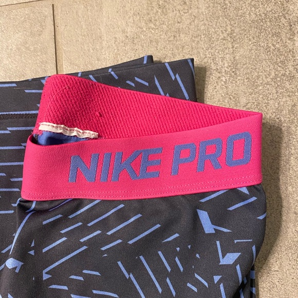 Nike Pro Crop Leggings - Picture 2 of 3